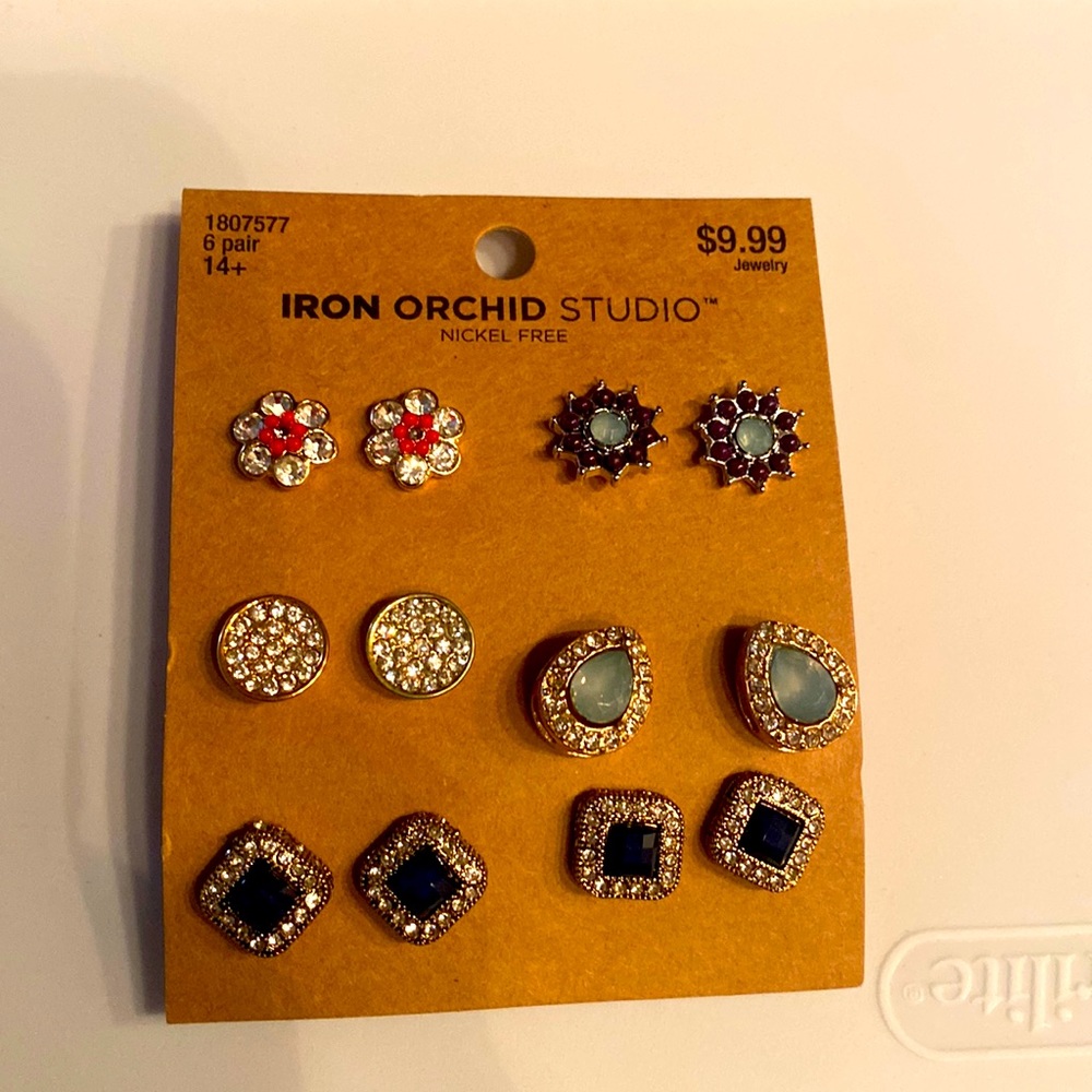 6 PAIRS OF EARRINGS
